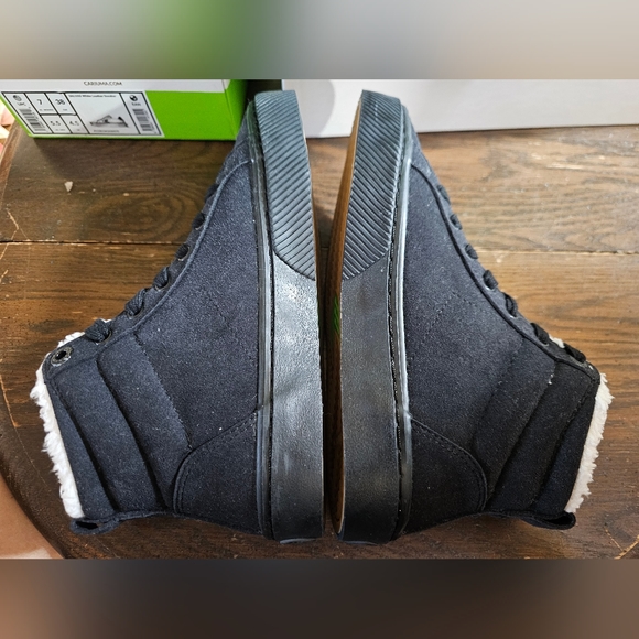 Cariuma OCA High Therma All Black Suede Boots Size 5M/6.5W NIB - Picture 6 of 9